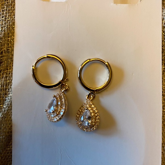 Zircon glamorous earrings dangle golden tone NWT - Picture 2 of 3
